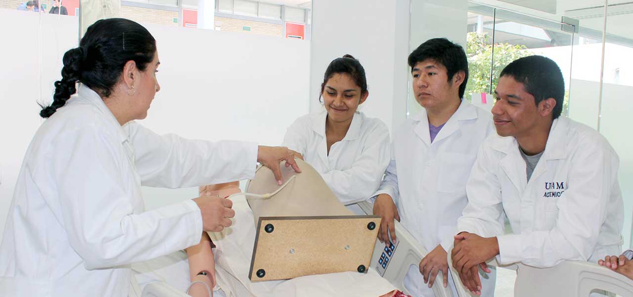 Estudiantes de Enfermería en laboratorios
